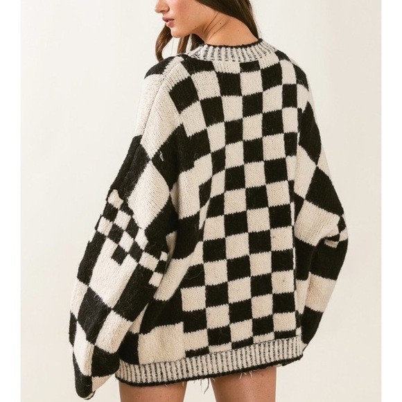 Stylish Black and White Checkered Women's Cardigan - Picture 6 of 7